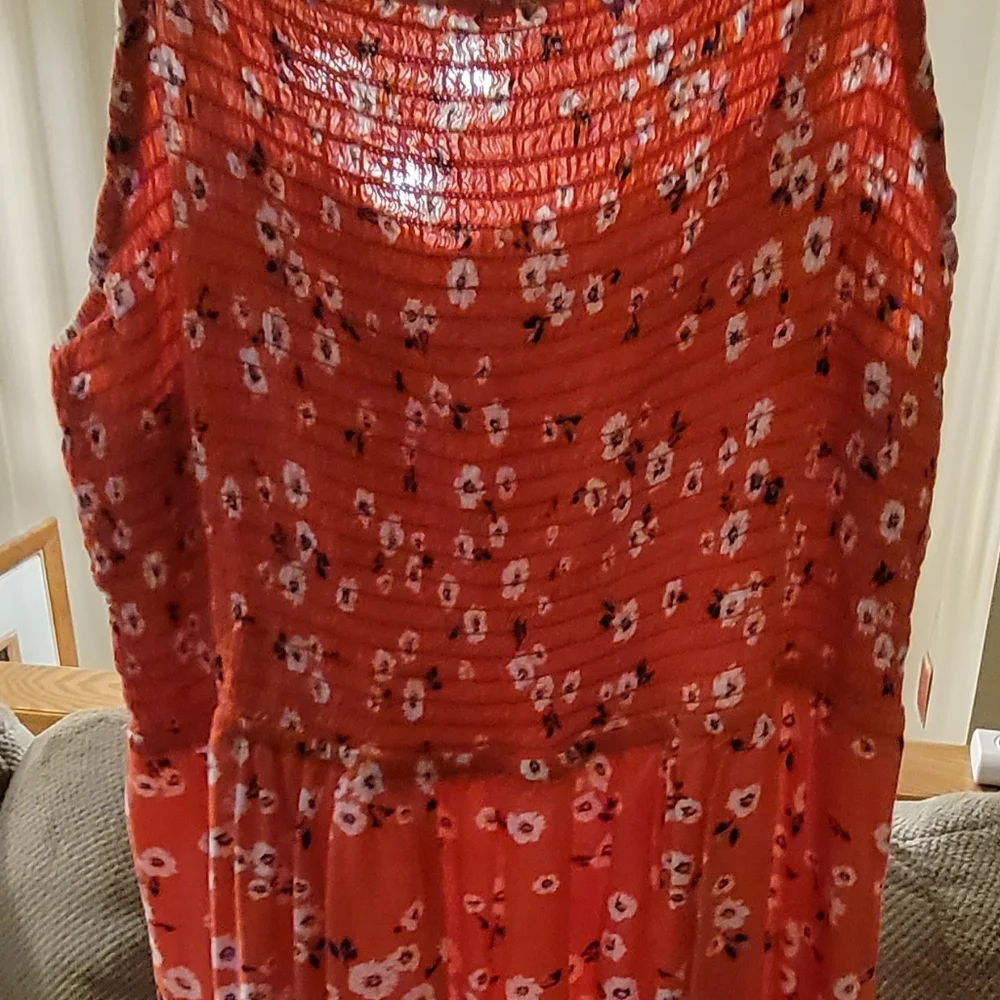 Smocked red bodice dress - Picture 5 of 7